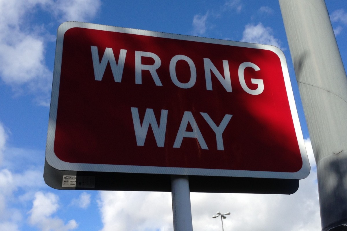 Un cartello che indica una strada sbagliata