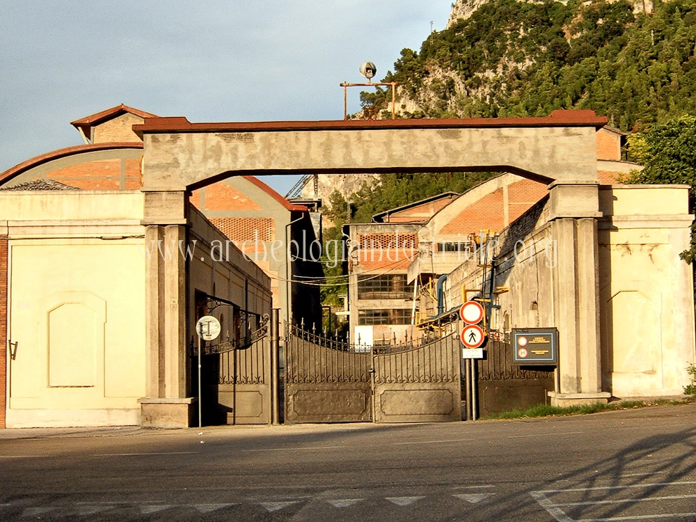 L'entrata dello stabilimento elettrochimico di Papigno, foto da archeologiaindustriale.org