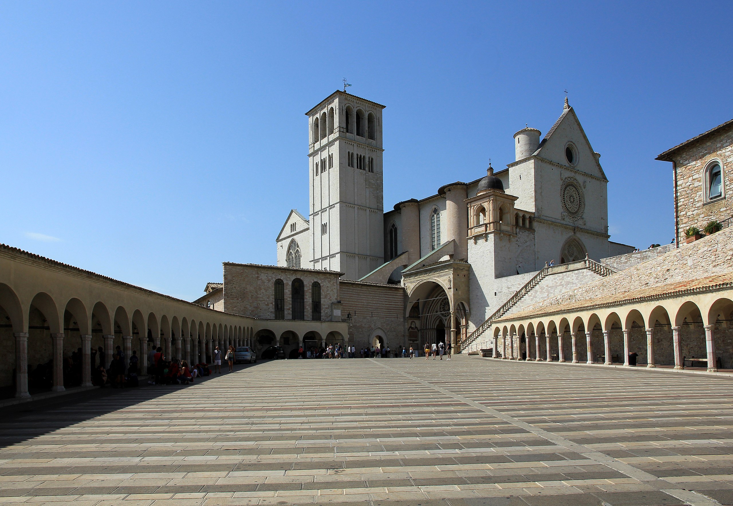 ssisi, la piazza della Basilica inferiore