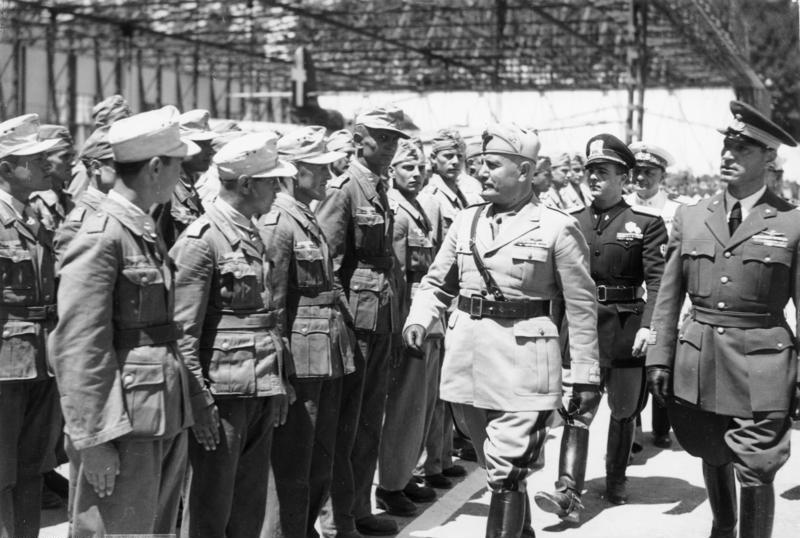 Mussolini in visita a una base navale nel giugno del 1942