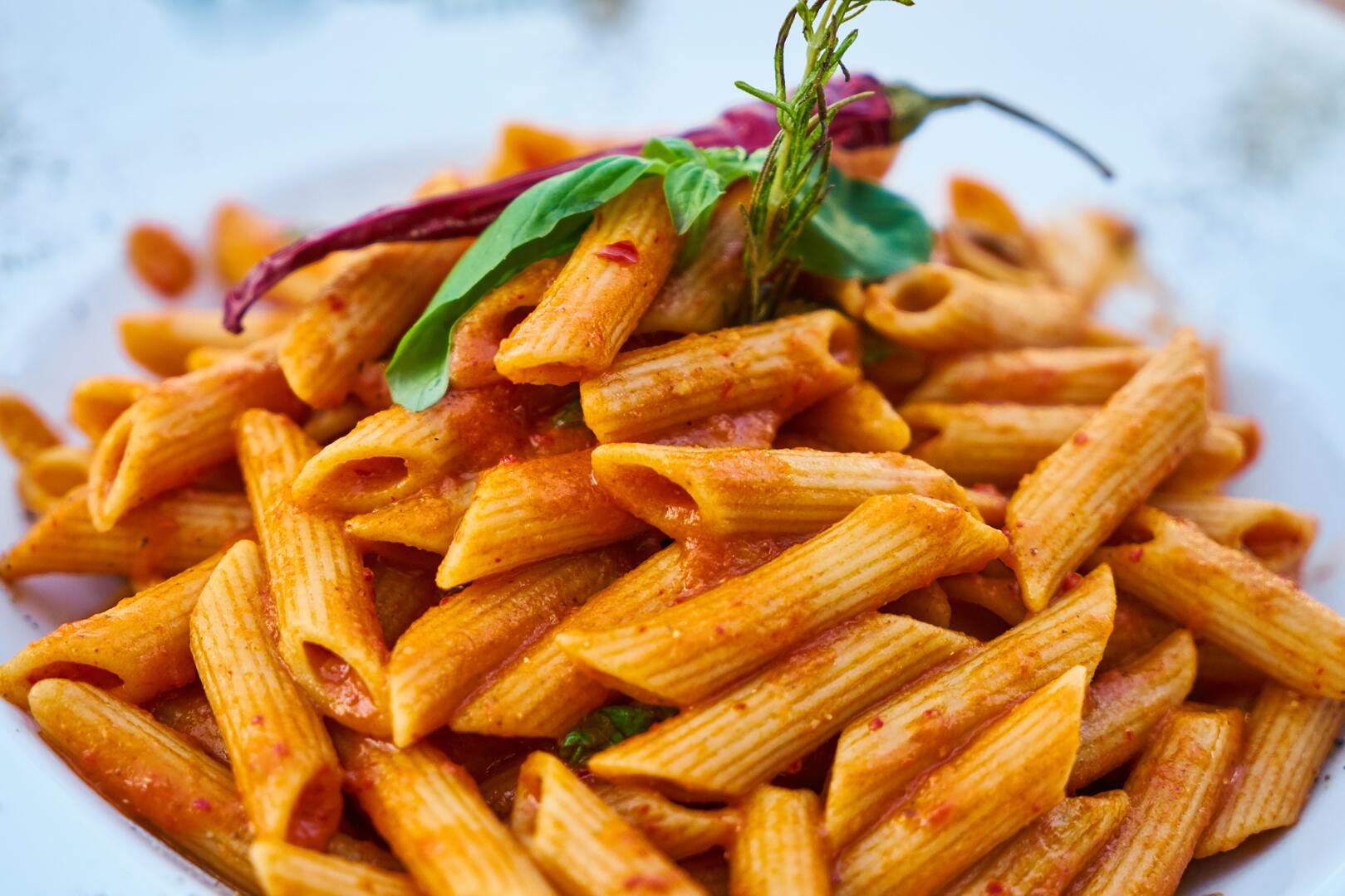 Un piatto di penne al pomodoro