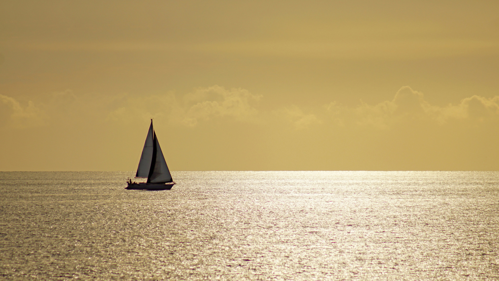 Una barca a vela solitaria nel mare