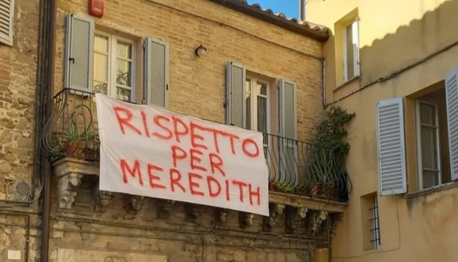 Striscione con scritto "Rispetto per Meredith" apparso ul terrazzo di una abitazione nel centro storico di Perugia