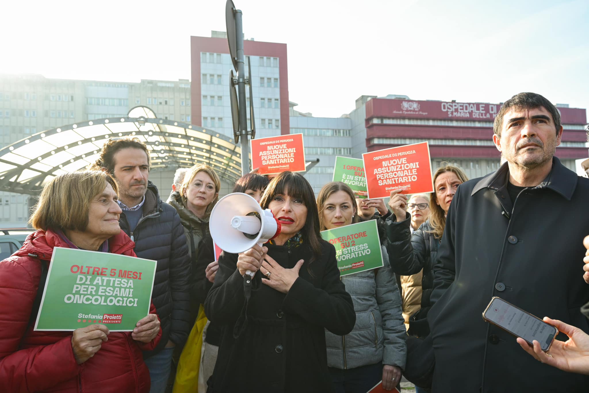 La presidente dell'Umbria Stefania Proietti con Nicola Fratoianni durante una manifestazione per la sanità pubblica davanti all'ospedale di Perugia