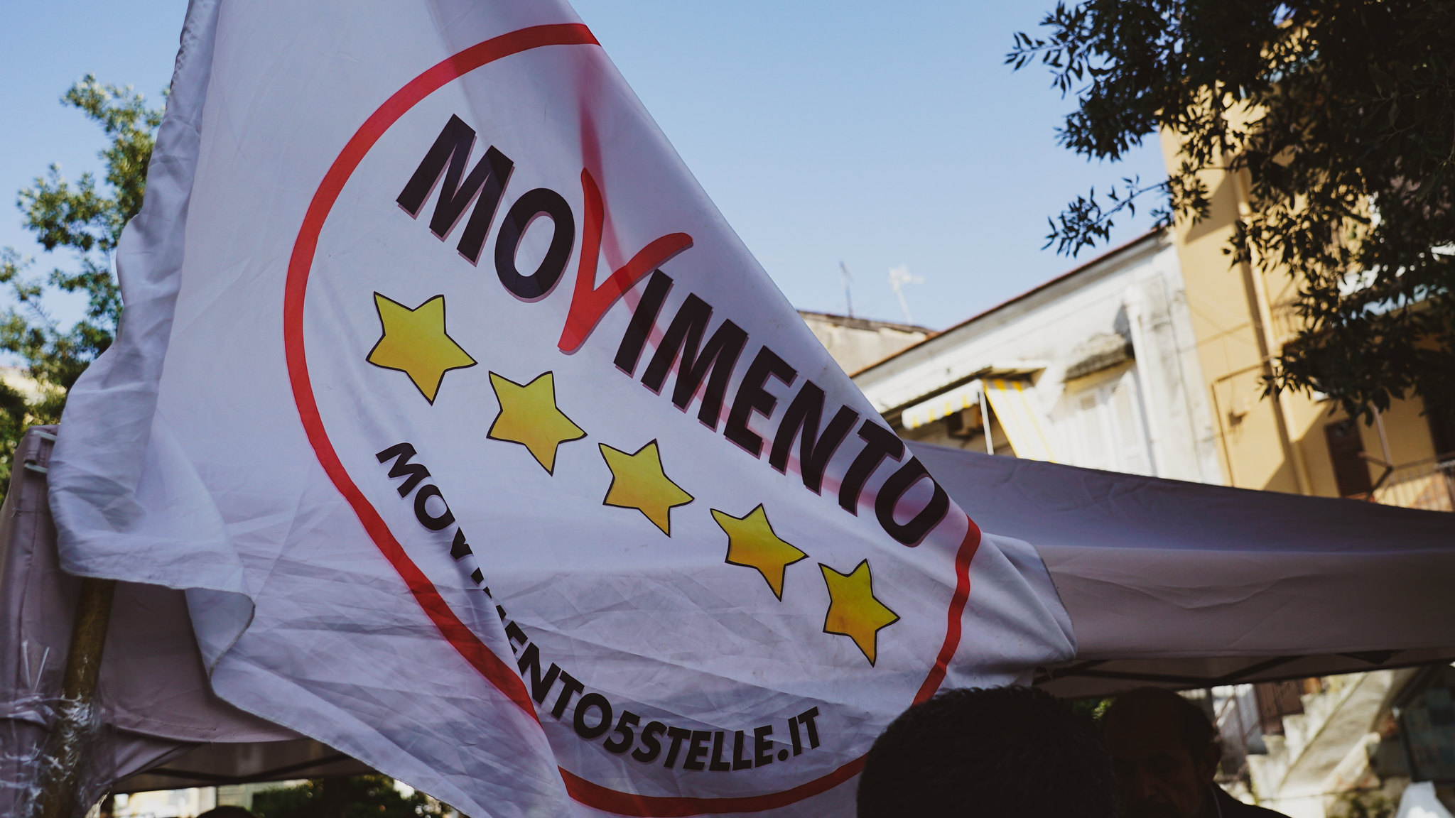 Una bandiera del Movimento Cinque Stelle